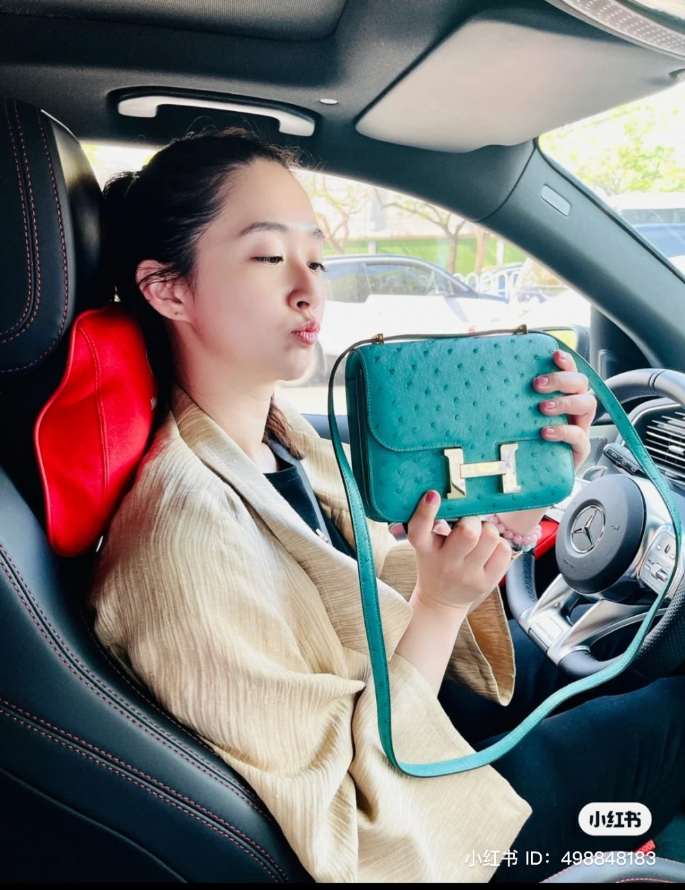 王妤嫻係Hermès Fans，更疑似為咗配貨而入手價值逾3千人民幣嘅Hermès鉛筆套、香水set、及針線包。