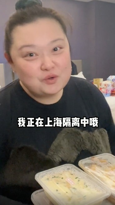 近日佢飛上海工作,喺隔離期間細細粒亦不忘拍片同網友互動。
