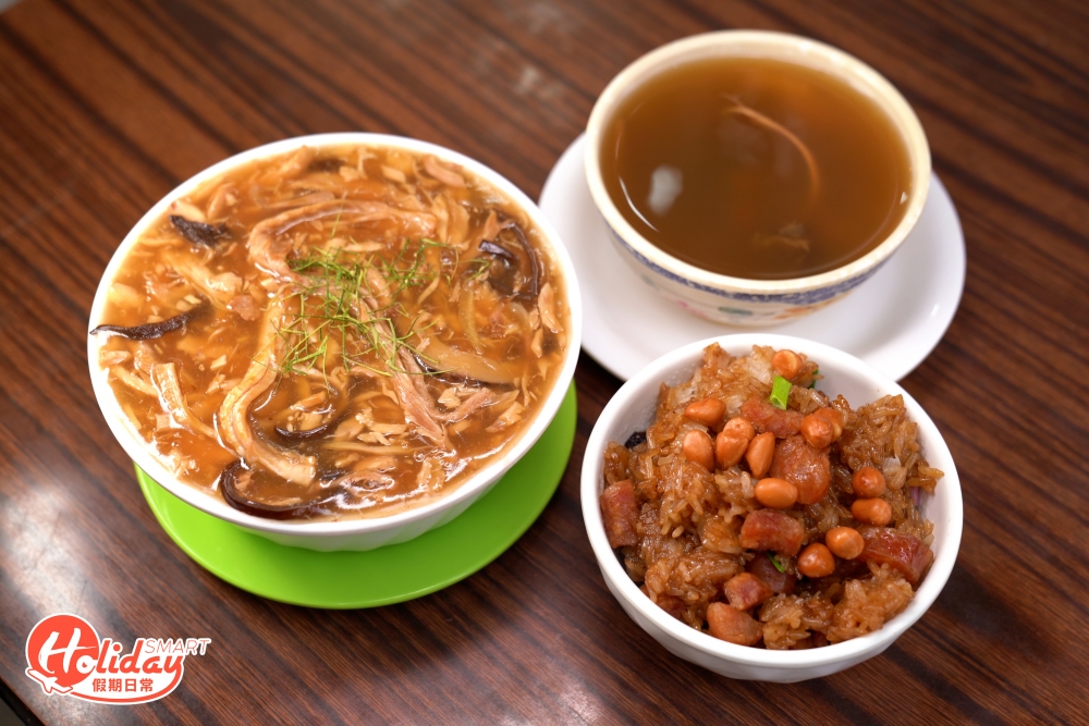 供應3款抵食套餐,$85起可以食勻蛇羹和臘味糯米飯,更分別配上五蛇湯、龜湯或蛤蚧湯,份量夠豐富。