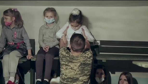 根據外媒報導，有大批小學生喺戰爭中被老師安排躲避到地鐵站