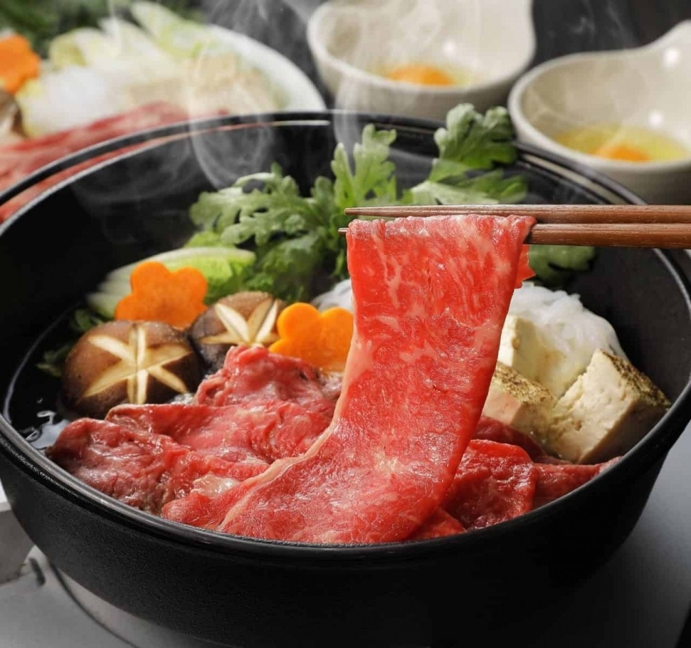 豐盛溫暖的「東「型」壽喜燒」,包括牛小排薄片或黑豚腩片、日本元貝、一系列鮮甜蔬菜及食府國金軒主廚鄧浩宏師傅的秘製湯底等。