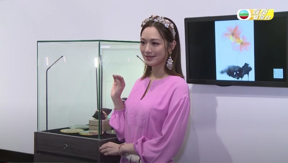 馮盈盈去年推出自家創作嘅首飾並接受以加密貨幣以太幣交易。