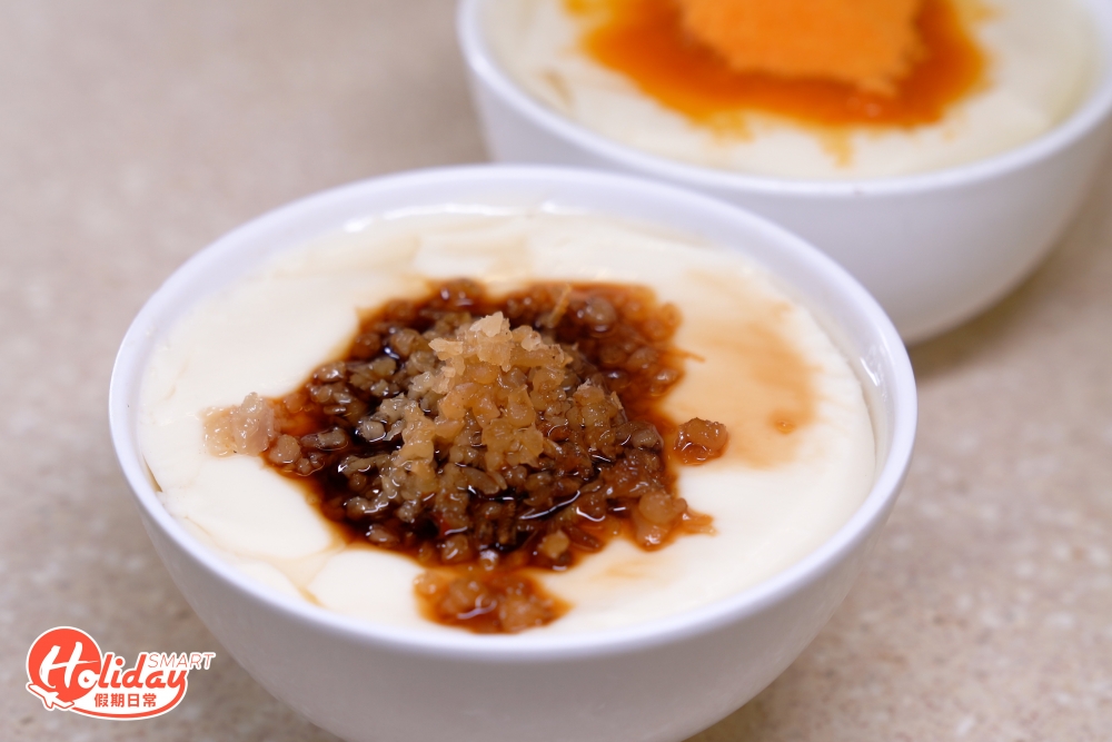 鹹豆花灑上菜脯及蝦米，混上淡豉油同吃