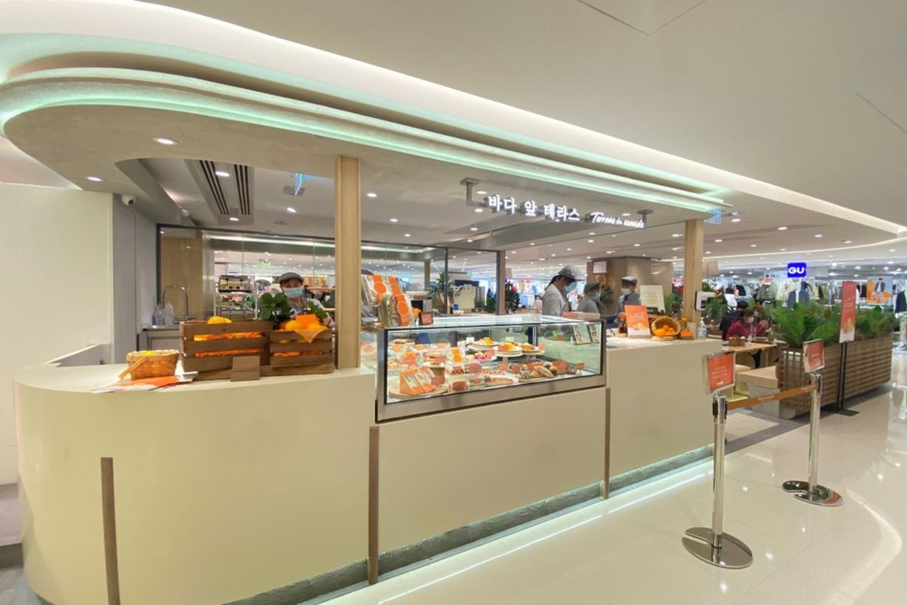 最近Terrace in seaside就踩入香港連開兩間分店,分別落戶屯門及尖沙咀,Cafe以淺木色和白色為設計主調,走簡約風格,裝修有別於韓國原店。