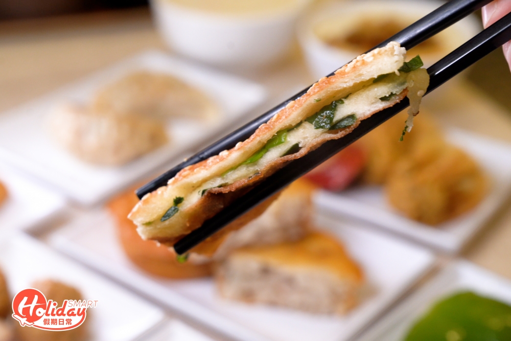 薄餅夾有葱花，入口芝麻香味濃！