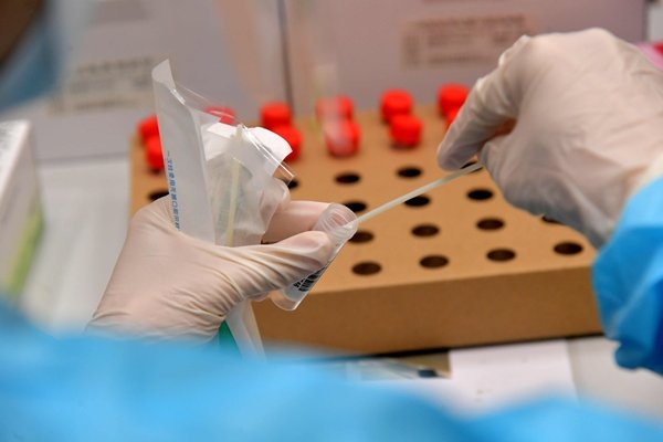 香港疫情嚴峻，政府設多個流動採樣站及社區檢測中心，供市民接受新冠病毒檢測。