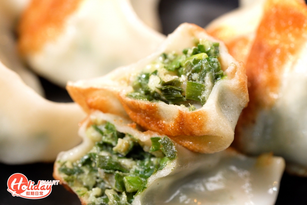 煎餃子煎至外皮金黃色，食落脆口，內裡充滿肉汁夠Juicy。