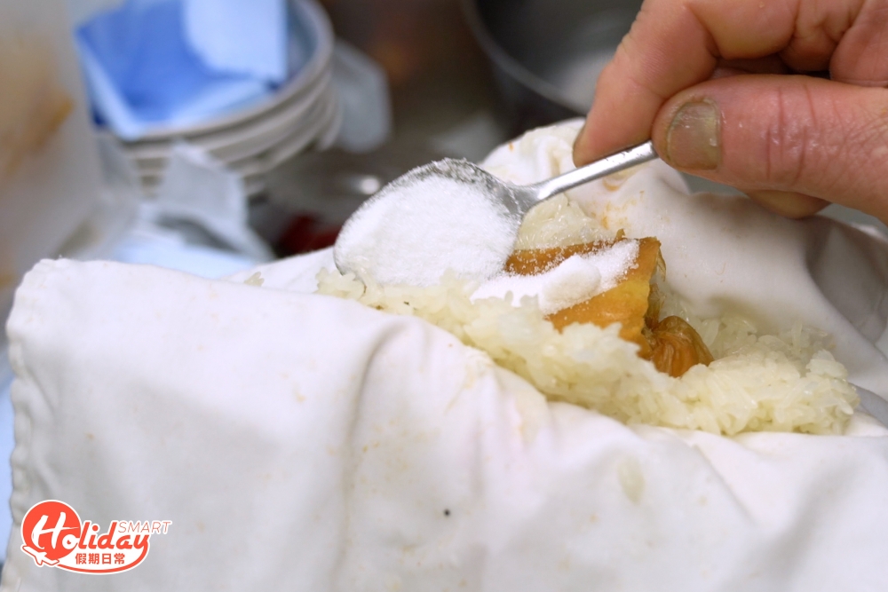 甜粢飯加入油條和砂糖製成,入口鹹甜適中,再配香脆的油條同吃,食法夠正宗。