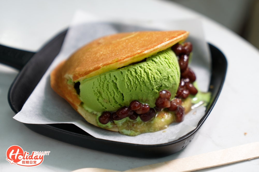 除了雪糕漢堡，還有雪糕班㦸和雪糕三文治，前者外層口感較鬆軟富牛油香，外型似足銅鑼燒；後者外層脆香，外型似足茶餐廳飛碟，餡料推介甘口的抹茶雪糕和紅豆，可謂完美的配搭。