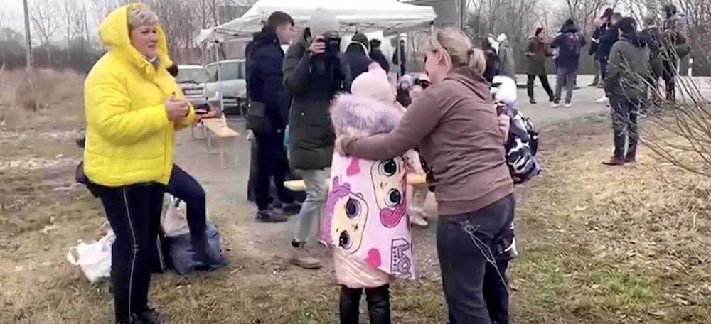 雖然一對仔女年紀尚幼，但因為18至60歲男性都唔可以離開烏克蘭，佢唯有將仔女交托畀呢位陌生女子，希望佢可以帶自己嘅兒女出境去匈牙利同佢哋嘅媽媽相見。