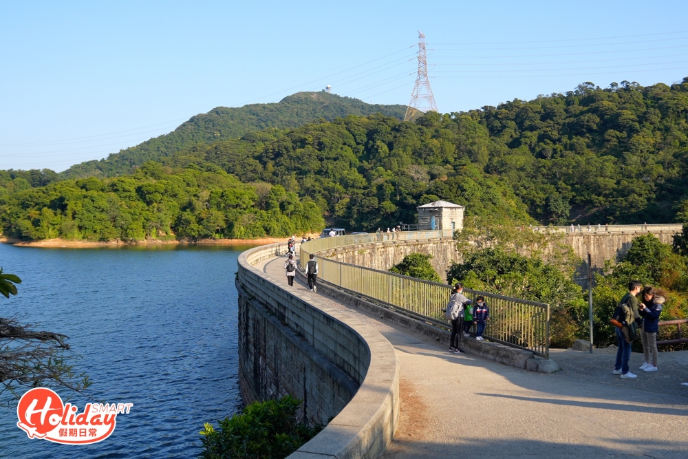 最後沿路行下去金山道,便會到達擁有過百年歷史的九龍水塘,九龍水塘是本港的第4個水塘,於1901至1910年間興建,是新界區首個水塘,水塘堤壩設計獨特,主壩有別於常見的直線形堤壩,而是呈雙弧形設計。