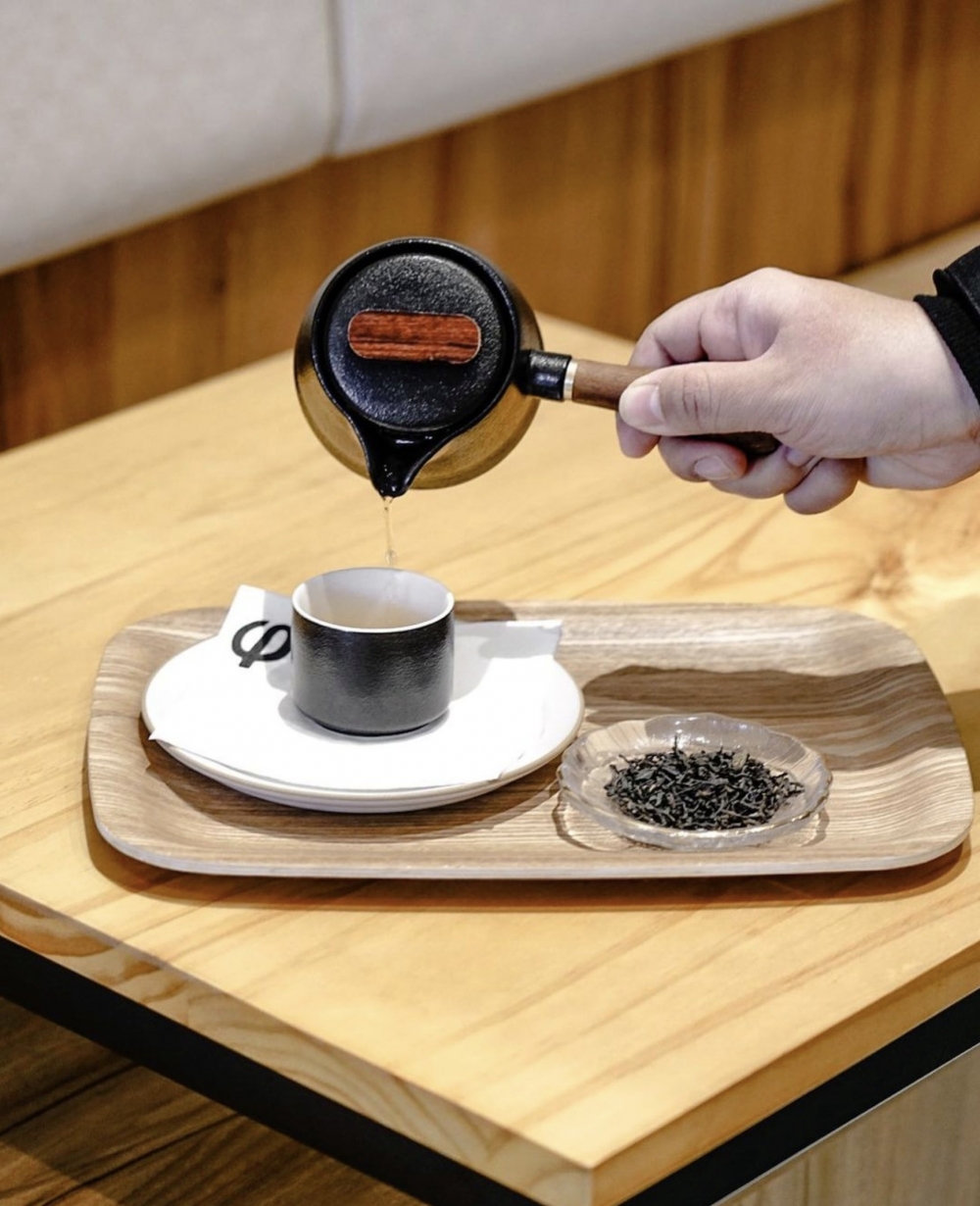 除了咖啡亦有多款養生茶類，包括「湖南茯茶」、「潮州單叢」、日本煎茶等，配上西式食物出奇地配搭及解膩一流。