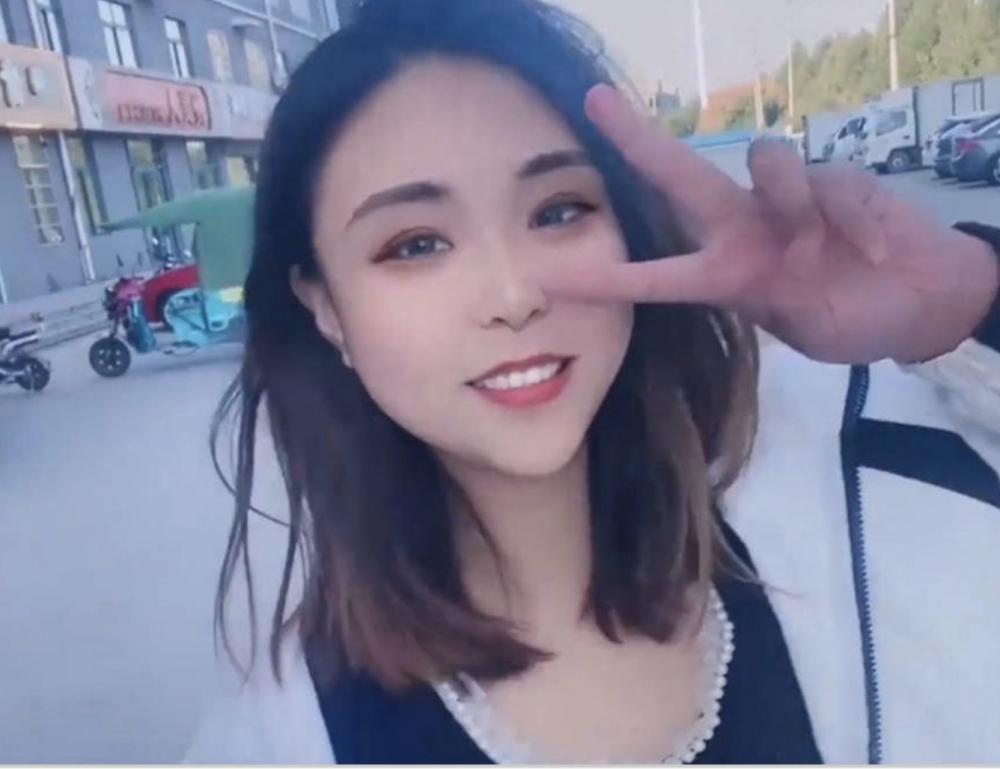 只見妹妹皮膚白皙,非常有自信咁於鏡頭前擺pose!