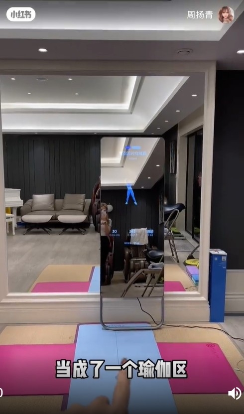 健身房內有一面高科技鏡子,內有電子跳舞老師指導你跳舞。