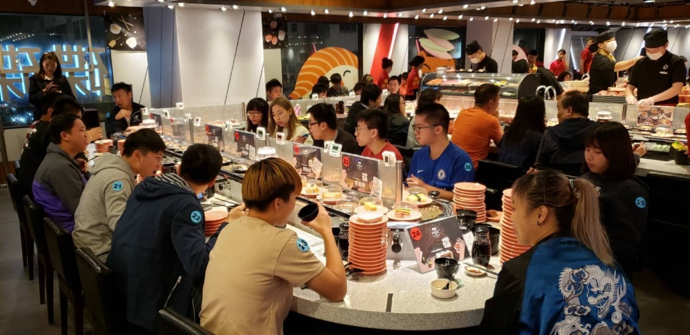 在香港擁有多間分店的爭鮮迴轉壽司,一向以平價迴轉壽司作招倈,以「碟碟8元」做到街知巷聞。