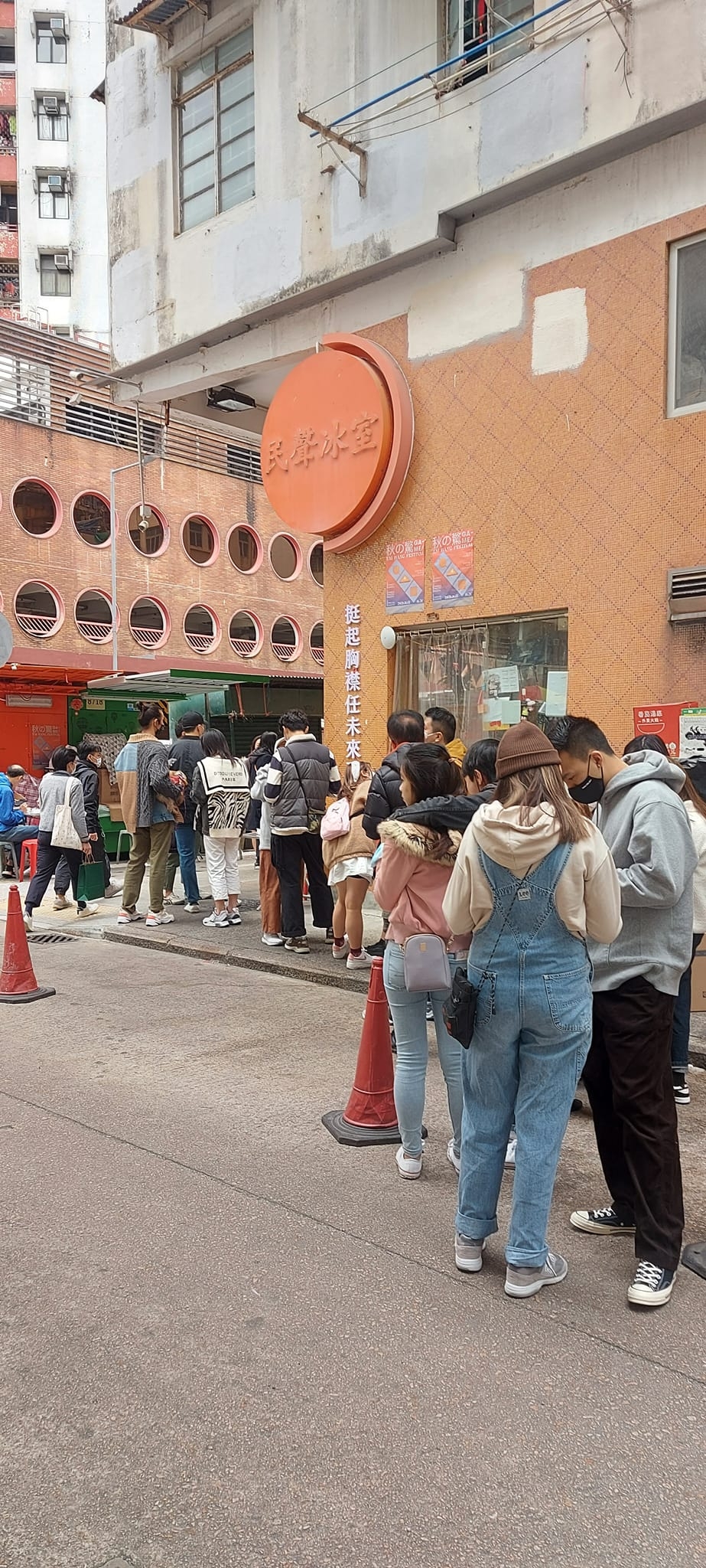 提到大坑美食，大多街坊都會推介民聲冰室的巨型鹹蛋肉餅飯！