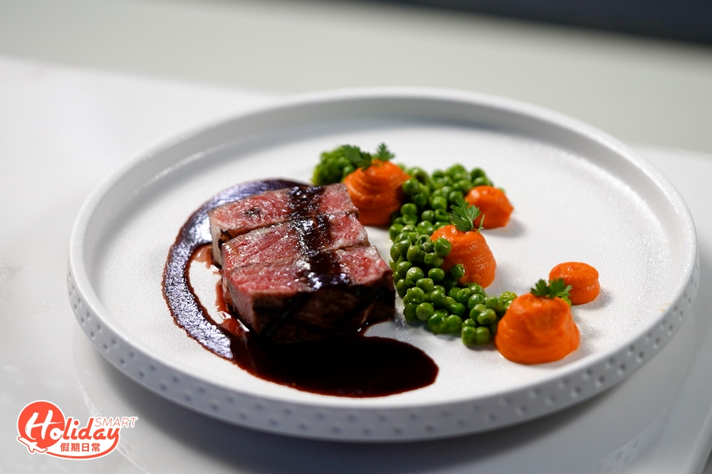 美國西冷牛排配紅酒汁，牛肉煎得恰到好處。