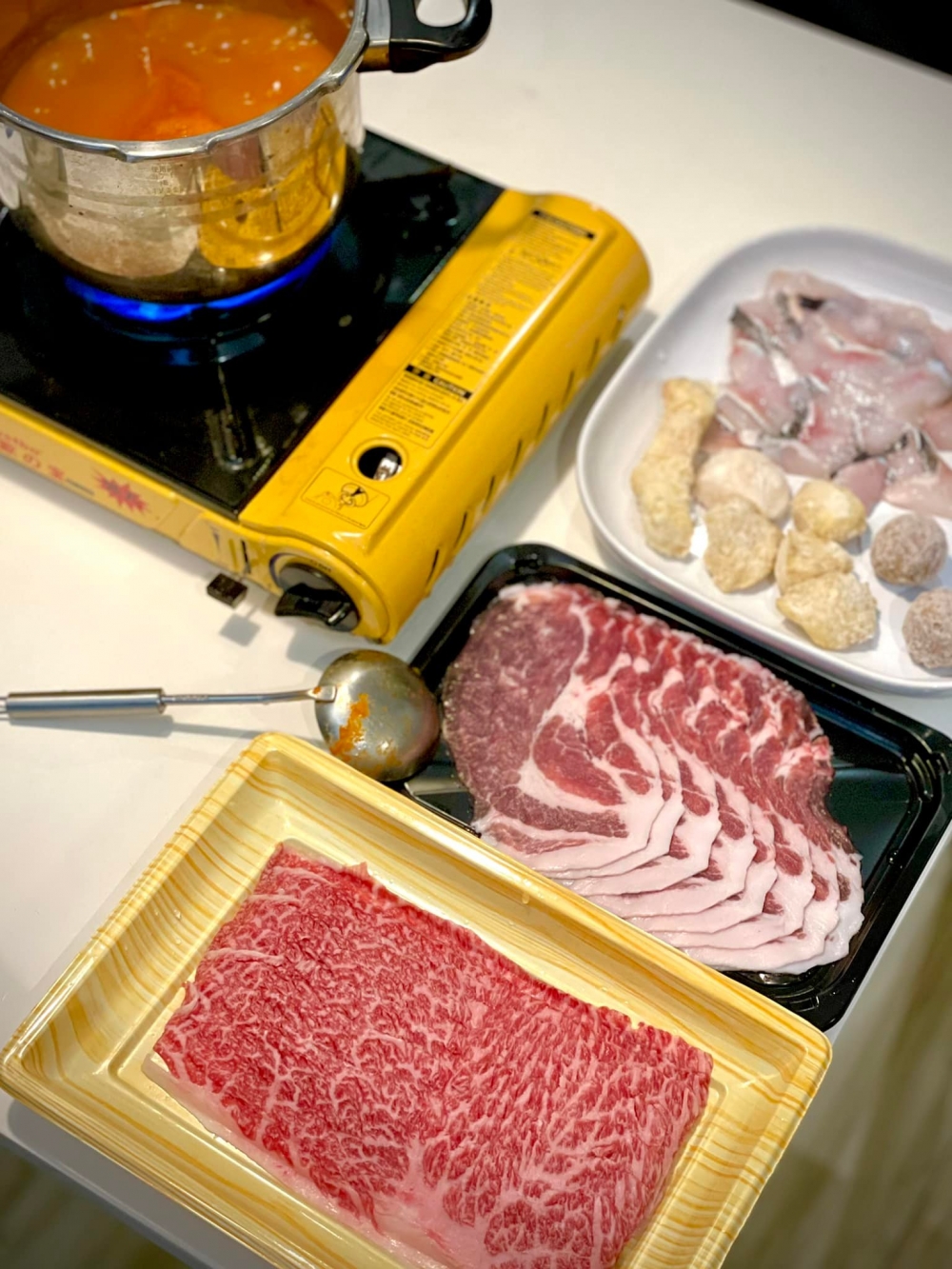 肉類方面,配料包括本地騸牯滑牛和回本美國黑豚肉。亦有澳洲純牛筋丸和台灣香菇貢丸等兩款丸類提供。