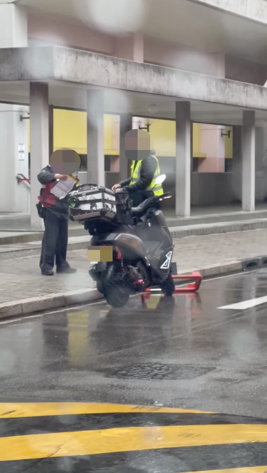 該網民更分享影片，表示：「送外賣啫，司機又唔洗一分鐘番嚟，今時今日環境，搵食啫，放人一碼都唔得」，佢更直言著黄色背心嘅人員「態度非常差」。