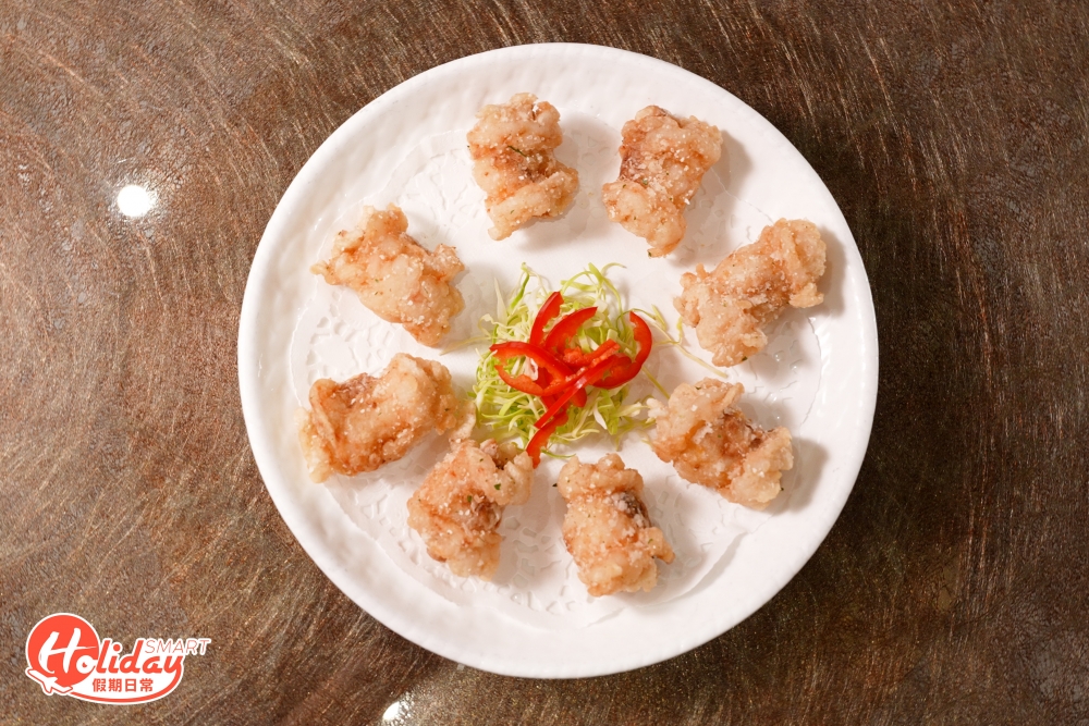 餐廳亦特別保留傳統粵菜，其中必試已失傳菜式「合浦珠還」，用蝦肉卷起核桃和豬肉粒再下鍋炸至金黄色，步驟相當講究，鮮甜蝦肉配搭酥香核桃，口感層次分明，非常值得一試！