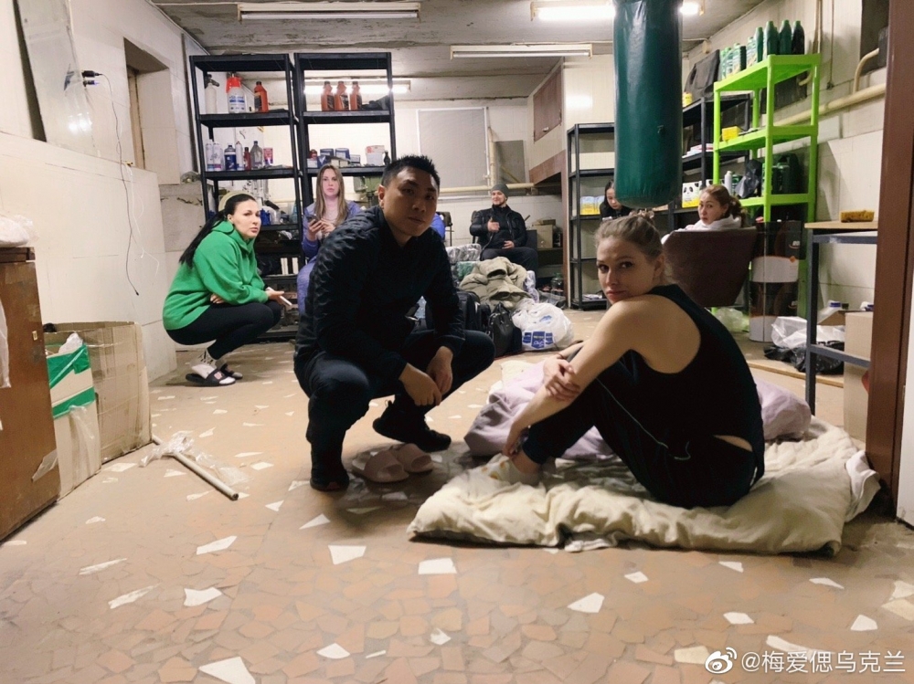 梅愛偲與家人在地下室避難。