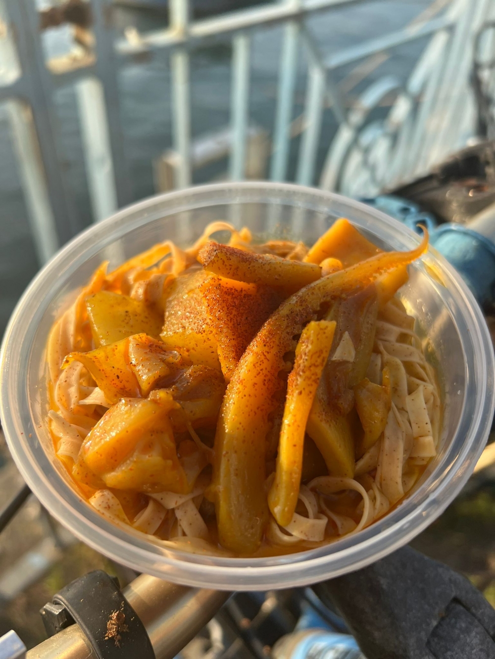 想食得飽肚亦可一嚐冰鎮咖喱魷魚蝦籽撈粗。