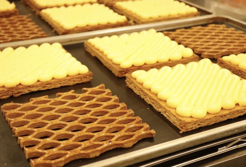 再配上夾層的自家製香滑吉士醬和新鮮生果,口感豐富!