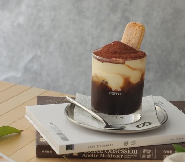 店內提供的咖啡款式相當多，包括有經典鮮奶咖啡、焦糖脆脆鮮奶咖啡及檸檬起泡咖啡等，其中焦糖脆脆鮮奶咖啡，鮮奶與咖啡比例剛剛好，口感順滑，帶有淡淡的焦糖味。