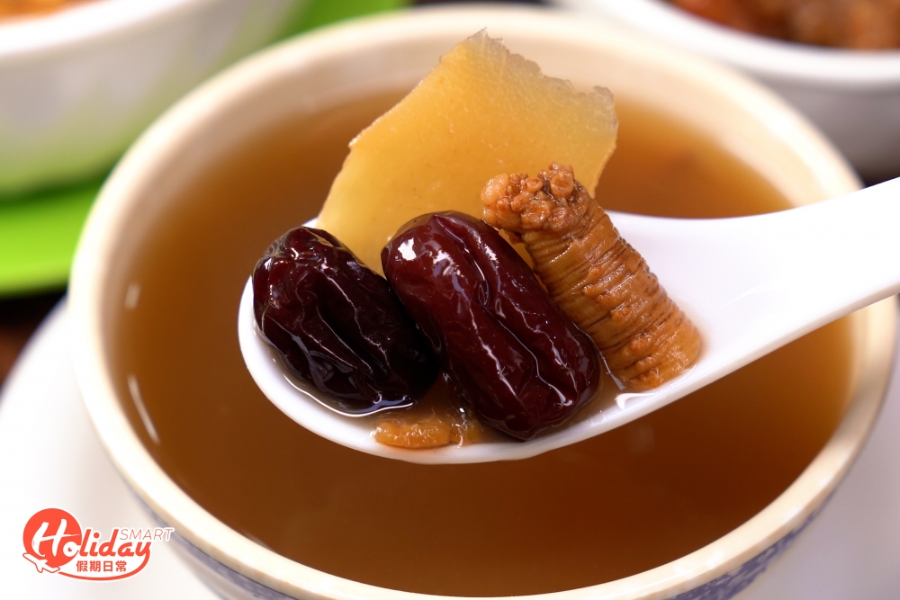 除了滋補的蛇羹和糯米飯外,五蛇湯、龜湯和蛤蚧湯都很受街坊歡迎,當中五蛇湯相對易入口,湯頭味道甘甜,飲得出是真材實料。