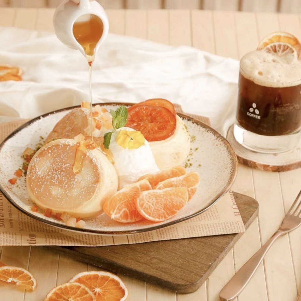 最近更推出全新口味柑橘梳乎厘，原味梳乎厘配上香甜多汁的柑橘，再混合酸酸甜甜的柑橘粒粒和軟滑忌廉，味道清新！