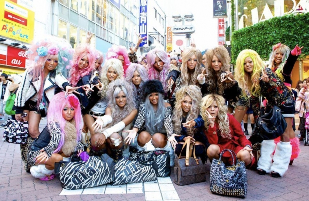 將膚色化成啡色，身穿浮誇服裝係亮點！