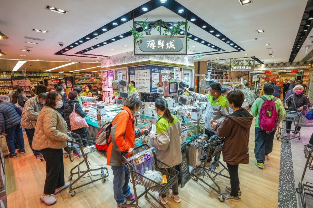 食物方面同樣多元化,即場海鮮加工服務、即製燒味、小炒等,荃灣友買餸又有多個選擇。