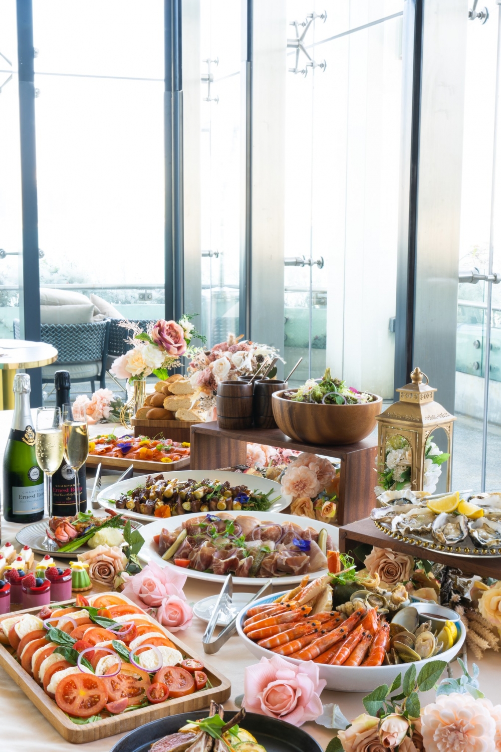 灣仔碼頭Pier 1929,前身為築地山貴水產市場,坐擁270度維港無敵海景,吸引不少食客歡迎。餐廳首次推出的情人節午市自助餐,可無限任食生蠔、時令海鮮刺身和甜品等超過30款美食。