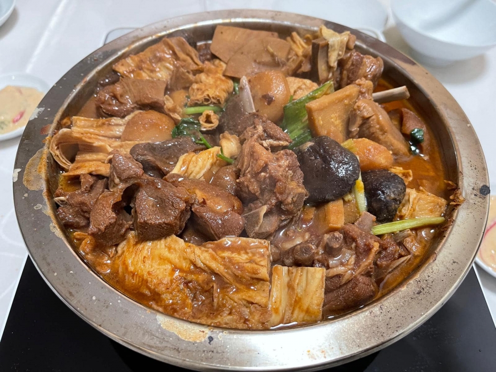 招牌秘製古法雙冬羊腩煲和川味麻辣雞煲！