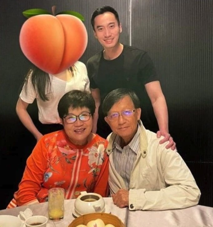 賴弘國上年同爸爸慶生時，就有一位長髮美女相伴，網民推測疑似係新女友？！