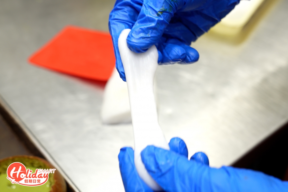 另一種則是手炒法製成，好處是取其軟糯質感，而且不用再翻打麻糬。」浩然以手炒製麻糬，特意在木薯粉中加入椰漿，食落更能突顯椰香效果。