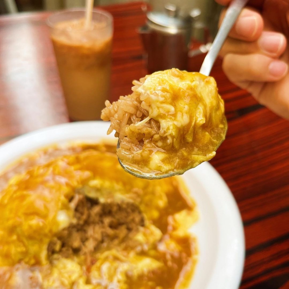 而且配以少許豉油炒飯,令整個飯底非常惹味。