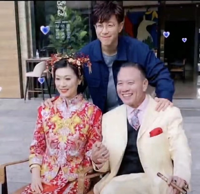 萬梓良早前同小16歲妻子郭明黎補拍婚照,兒子萬大千都有一起拍照。