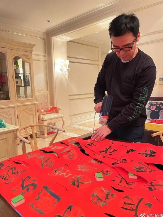 而鍾鎮濤就無意中暴露咗上海豪宅嘅內部～