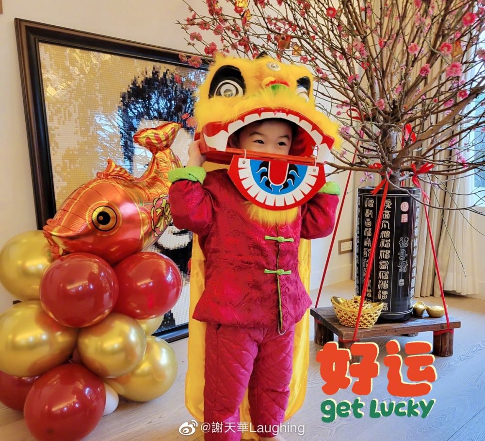 謝天華新年期間不忘更新微博,晒出愛女Mia賀年照