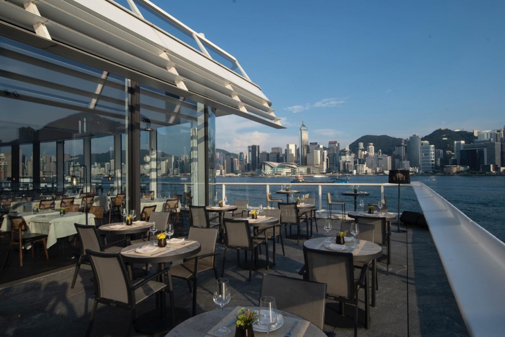來自米蘭的意大利菜餐廳Paper Moon位於尖沙咀,裝修充滿氣派,設有室內和室外區域,室內設有落地大玻璃,可飽覽270度維多利亞港無敵海景,採光度高且景觀絕佳,最適合打卡!