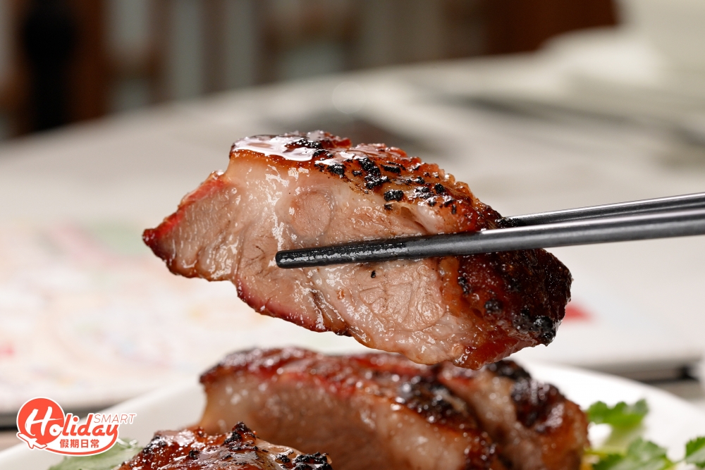 厚切的叉燒肉質豐厚而軟腍，表皮則脆卜卜，邊皮還燒出一點焦黑，難怪如此受食客歡迎。