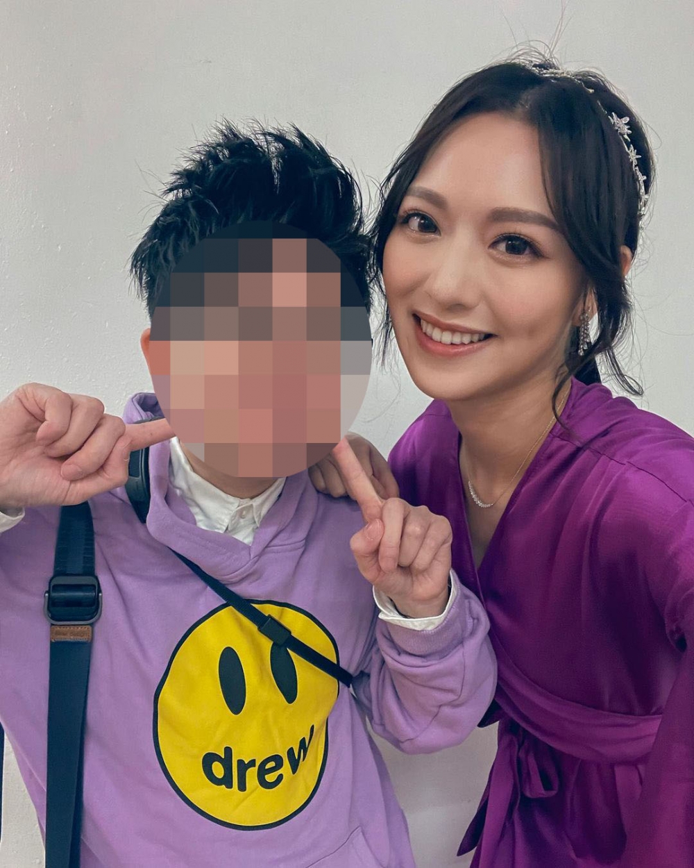 周子揚透露馮盈盈女助手本身係攝影師,陳楨怡貪佢影相夠靚咁話!
