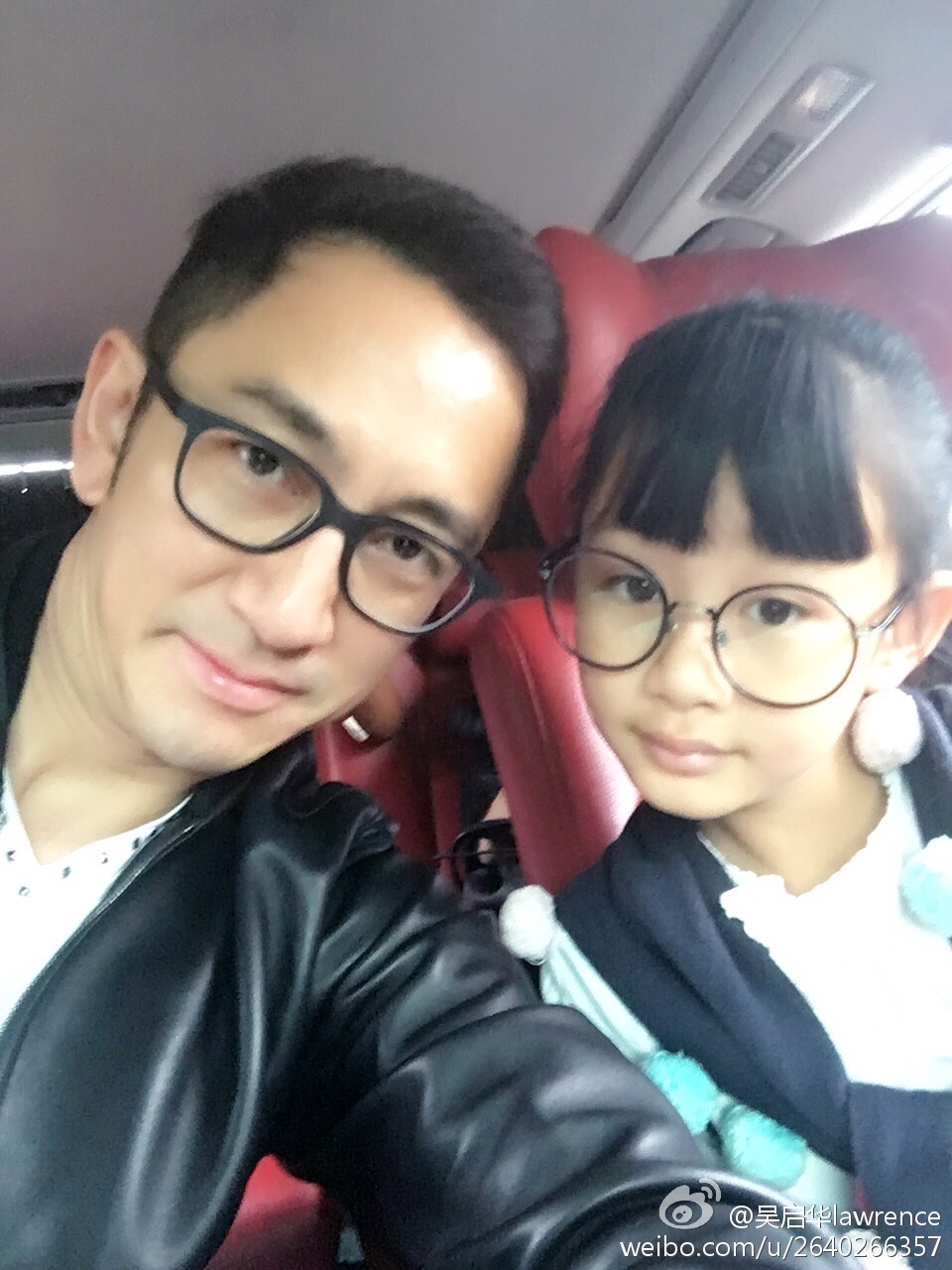 雖然同第二任妻子已經離婚,但吳啟華依然非常疼愛女兒,透過俾生活費補償未能陪女兒嘅失落!