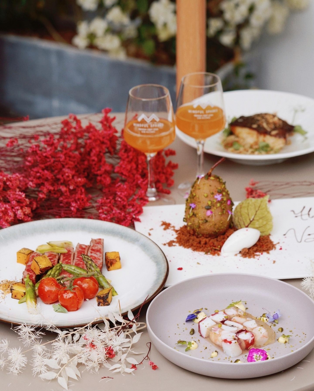 Billow推出3道菜春季限定套餐,有齊頭盤、主菜和甜品,最吸引是可以歎到澳洲M5和牛肉眼扒,餐廳亦與鮮花工作坊「Wonderlous」合作,並提供鮮花訂購優惠,可以順便買花送給另一半。