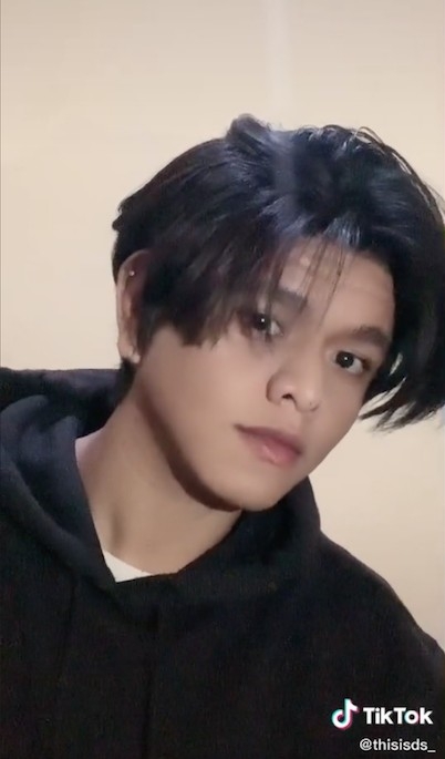 臉部輪廓好分明。