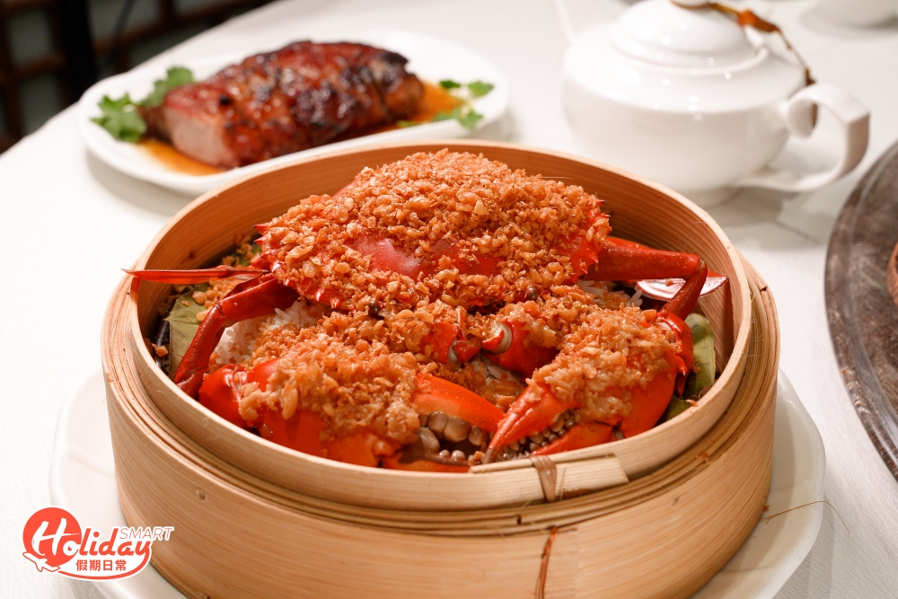 除了點心很受歡迎外，還有不少巧手小菜，薑米蒜香籠仔蒸蟹飯幾乎每枱都會點，用上原隻肉蟹連同薑蔥放入荷葉籠蒸焗，一打開蒸籠已經見到原隻膏蟹蓋，上枱前原隻蟹已經拆件，蟹肉鮮甜。