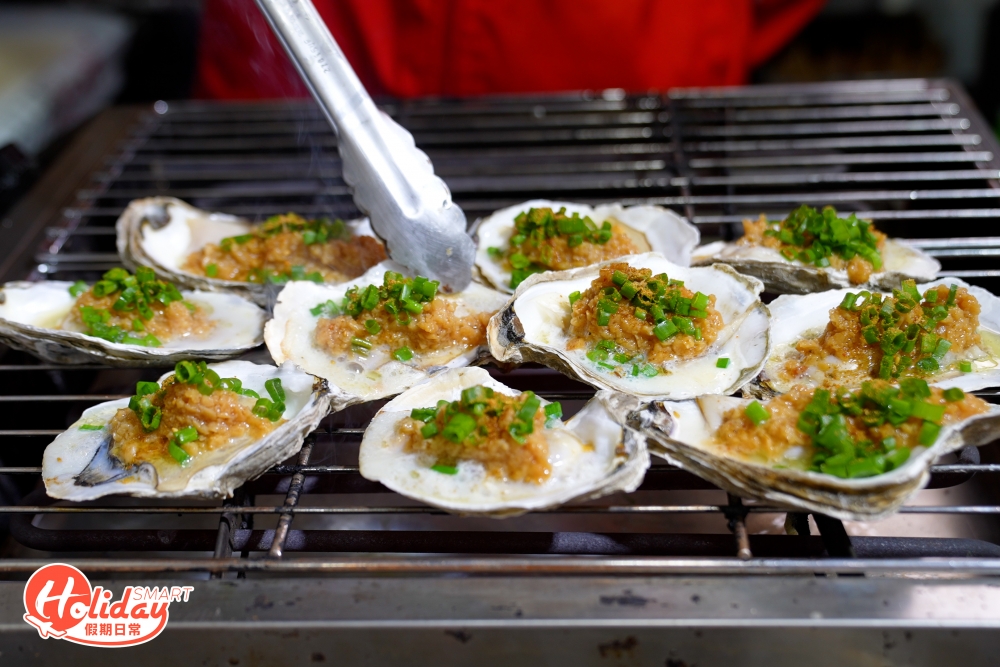 店主嚴選美國生蠔，再加上自家炒香的蒜蓉牛油及蔥花，$99有10隻！