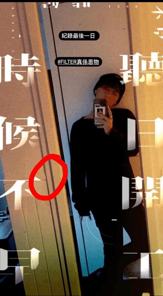 兩人自拍照左邊門框都有同一個特點