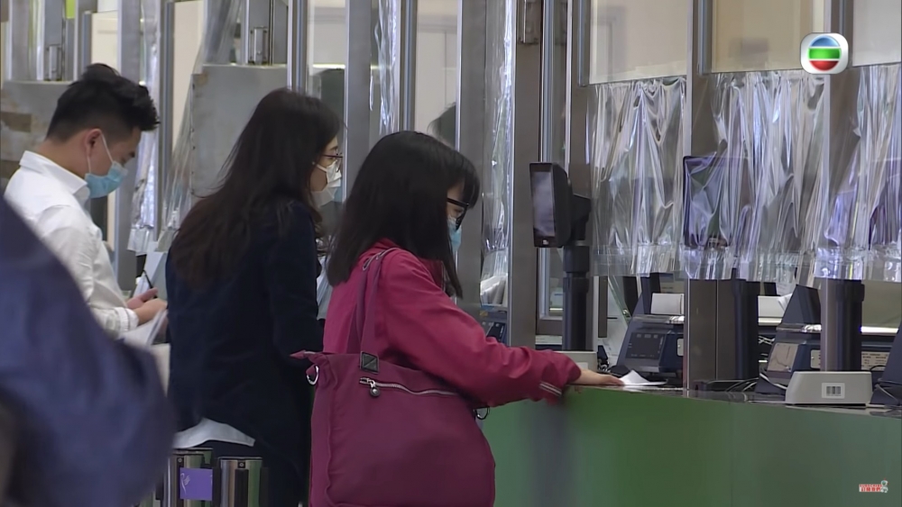 任何人進入郵政局都必須佩戴口罩。